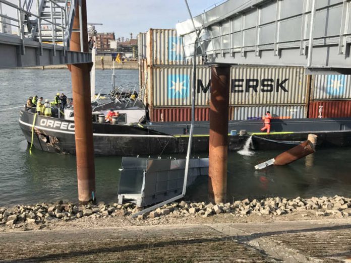 Das Containerschiff hatte in der Nacht einen Steiger gerammt und leck geschlagen (Foto: Stadt Mannheim)