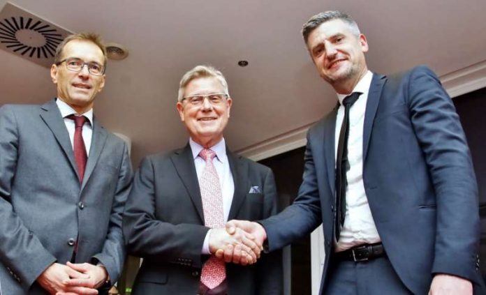 Begrüßt wurde Professor Dr. Schneider vom Vorsitzenden der Ärzte-Vereinigung, Dr. Jürgen Merke. (Foto Kreiskrankenhaus Bergstraße/Thomas J. Zelinger) Begrüßt wurde Professor Dr. Schneider vom Vorsitzenden der Ärzte-Vereinigung, Dr. Jürgen Merke. (Foto Kreiskrankenhaus Bergstraße/Thomas J. Zelinger)