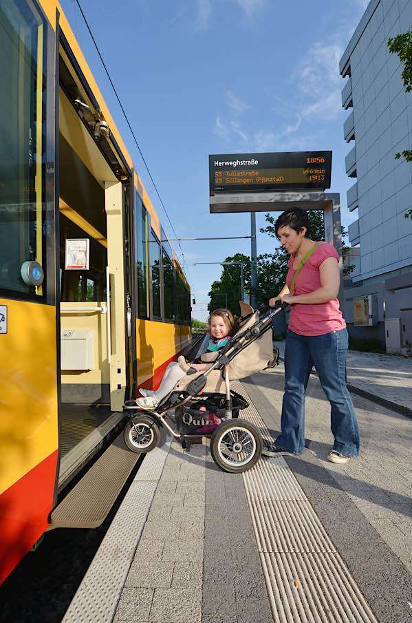 Autofasten leicht gemacht: Mit dem „FastenTicket“ zeigt der KVV eine attraktive und umweltfreundliche Alternative zum eigenen Auto auf. Denn alle Tram- und Stadtbahnen im Karlsruher Verkehrsverbund sind mit klimaneutralem Ökostrom unterwegs (Foto: KVV)