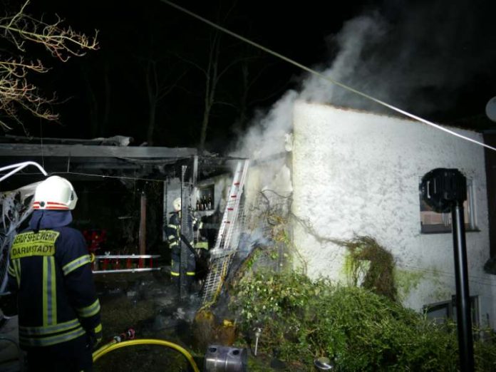 Feuer in Eberstadt (Foto: Feuerwehr Darmstadt) Feuer in Eberstadt (Foto: Feuerwehr Darmstadt)