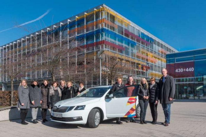 Foto Download --> v.l.: Die Vertreterinnen der neun Zonta-Clubs der Region, Doris Verveur, pflegerische Leitung und Koordination Kinder-Palliativ-Team Rhein-Neckar, Dr. Michael Karremann, Ärztlicher Leiter des Kinder-Palliativ-Teams Rhein-Neckar, Regina Fischer, pflegerische Leitung und Koordination Kinder-Palliativ-Team Rhein-Neckar, Dr. Ulrike Klein, Kaufmännische Leiterin des Zentrums für Kinder- und Jugendmedizin am Universitätsklinikum Heidelberg, Dr. Jochen Meyburg, Ärztlicher Leiter des Kinder-Palliativ-Teams Rhein-Neckar Foto: Universitätsklinikum Heidelberg