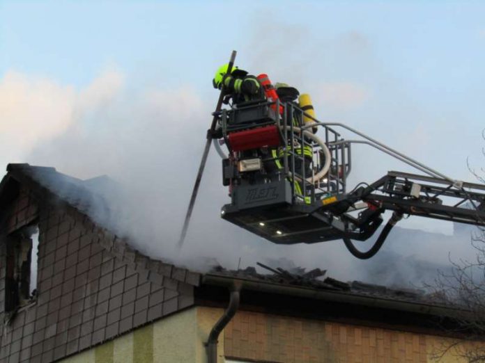 Löscharbeiten (Foto: Feuerwehr Heßheim)