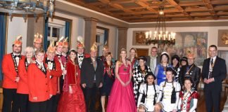 Bürgermeister Dr. Ingenthron und Beigeordneter Klemm haben die Karnevalshoheiten des Landauer Carneval Vereins (LCV), des Landauer Carneval Clubs (LCC) und des Godramsteiner Karnevalsvereins (GKV) samt Gefolge im Landauer Rathaus begrüßt und ihnen im Namen der Stadtspitze viel Erfolg für die laufende Kampagne 2017/2018 gewünscht. (Foto: Stadt Landau in der Pfalz)