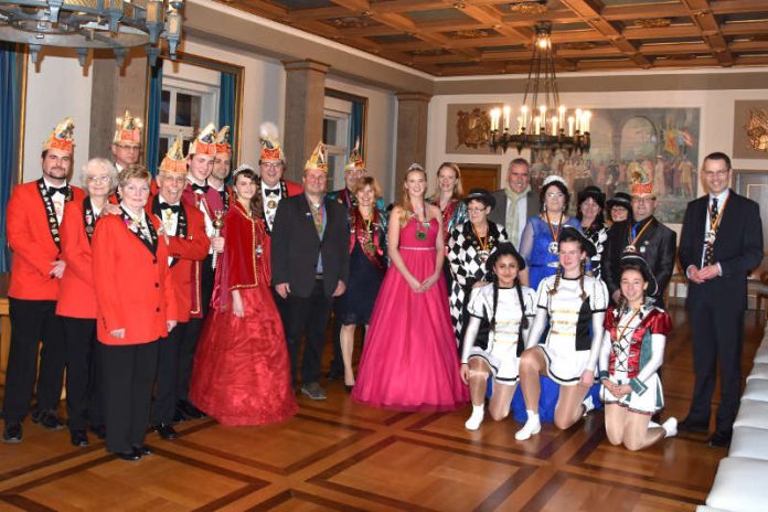 Bürgermeister Dr. Ingenthron und Beigeordneter Klemm haben die Karnevalshoheiten des Landauer Carneval Vereins (LCV), des Landauer Carneval Clubs (LCC) und des Godramsteiner Karnevalsvereins (GKV) samt Gefolge im Landauer Rathaus begrüßt und ihnen im Namen der Stadtspitze viel Erfolg für die laufende Kampagne 2017/2018 gewünscht. (Foto: Stadt Landau in der Pfalz)