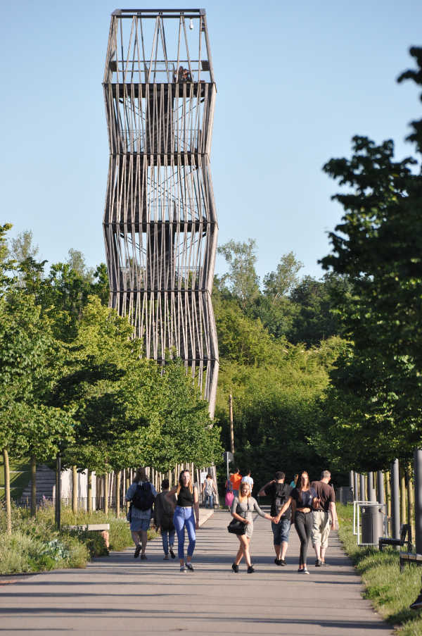 Der Aussichtsturm auf dem früheren Landesgartenschaugelände der Stadt Landau im Sommer. Aktuell muss der Turm wegen Eis- und Schneeglätte geschlossen bleiben. (Foto: Stadt Landau in der Pfalz) Der Aussichtsturm auf dem früheren Landesgartenschaugelände der Stadt Landau im Sommer. Aktuell muss der Turm wegen Eis- und Schneeglätte geschlossen bleiben. (Foto: Stadt Landau in der Pfalz)