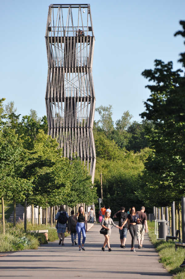 Der Aussichtsturm auf dem früheren Landesgartenschaugelände der Stadt Landau im Sommer. Aktuell muss der Turm wegen Eis- und Schneeglätte geschlossen bleiben. (Foto: Stadt Landau in der Pfalz)