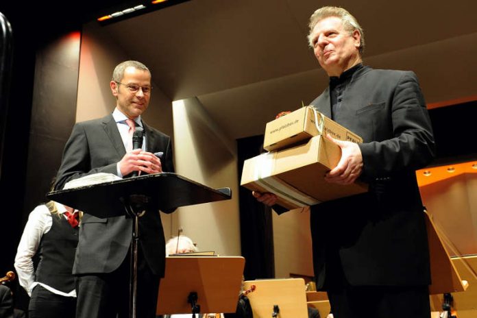 Bürgermeister Dr. Maximilian Ingenthron (l.) überreichte dem scheidenden Chefdirigenten der Deutschen Staatsphilharmonie Rheinland-Pfalz, Karl-Heinz Steffens, im Anschluss an dessen letztes Gastspiel in Landau zwei Präsente: Weine aus Landau und Delikatessen aus der Region. (Foto: Björn Kray Iversen)