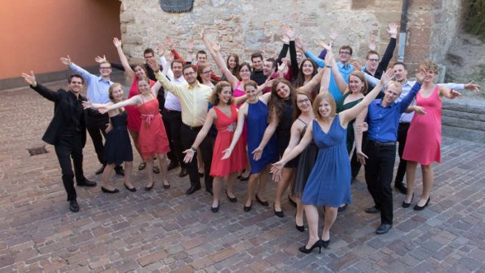 Der Badische JugendChor mit seinem künstlerischen Leiter Matthias Böhringer (Foto: Christian Staubach)