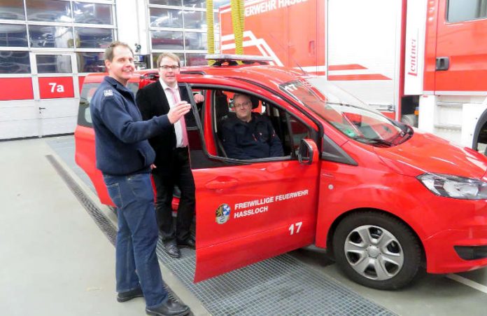 Wehrleiter Marco Himmighöfer, Erster Beigeordneter Tobias Meyer und Förderkreisvorsitzender Jochen Ritter mit dem neuen Fahrzeug (Foto: Gemeindeverwaltung Haßloch)