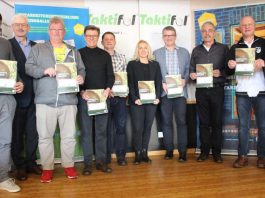 Die Kreisehrenamtspreisträger des Südwestdeutschen Fußballverbandes von links nach rechts: Mustafa Ugur Sahin (Kaiserslautern-Donnersberg), 1. Vizepräsident Jürgen Veth, Uwe Völker, (Alzey-Worms), Dieter Ehrmantraut (Pirmasens-Zweibrücken), Jürgen Friedmann (Südpfalz), Petra Hutera (Rhein-Pfalz), Olaf Schneider (Bad Kreuznach), Berthold Hoffmann (Birkenfeld), Werner Vollrath (Mainz-Bingen) und SWFV-Präsident Dr. Hans-Dieter Drewitz Es fehlen: Claus Rieger (Rhein-Mittelhaardt) und Bernhard Sören (Kusel-Kaiserslautern) (Foto: SWFV)