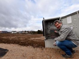 Uwe Allekotte, Netzplaner im Regionalzentrum Rhein-Nahe-Hunsrück, überzeugt sich im Neubaugebiet „Kinsheck“ in Langenlonsheim über die Fertigstellung des dritten Bauabschnitts. (Foto: Westnetz GmbH)