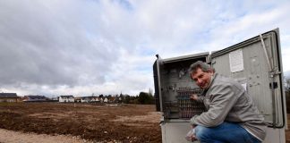 Uwe Allekotte, Netzplaner im Regionalzentrum Rhein-Nahe-Hunsrück, überzeugt sich im Neubaugebiet „Kinsheck“ in Langenlonsheim über die Fertigstellung des dritten Bauabschnitts. (Foto: Westnetz GmbH)