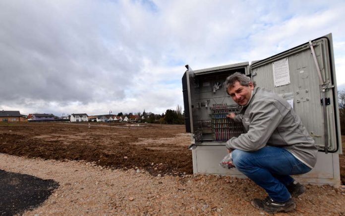 Uwe Allekotte, Netzplaner im Regionalzentrum Rhein-Nahe-Hunsrück, überzeugt sich im Neubaugebiet „Kinsheck“ in Langenlonsheim über die Fertigstellung des dritten Bauabschnitts. (Foto: Westnetz GmbH)