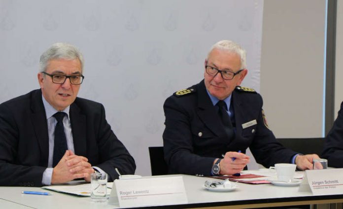innenminister Roger Lewentz und Jürgen Schmitt, Inspekteur der Polizei (Foto: MdI)