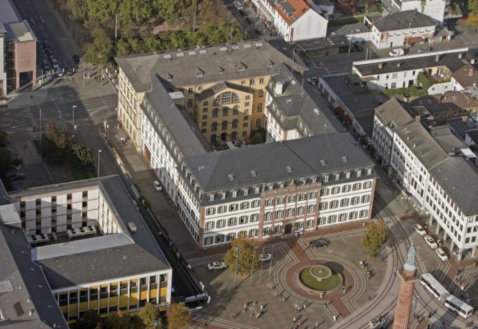 Das Kollegiengebäude (Mitte) und ein Teil des Wilhelminenhauses (links) am Luisenplatz. (Quelle: Nikolaus Heiss) Das Kollegiengebäude (Mitte) und ein Teil des Wilhelminenhauses (links) am Luisenplatz. (Quelle: Nikolaus Heiss)
