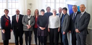 Die neuen Pfarrerinnen und Pfarrer mit Oberkirchenrätin Marianne Wagner (links) und Kirchenpräsident Christian Schad (zweiter von rechts) (Foto: Landeskirche)