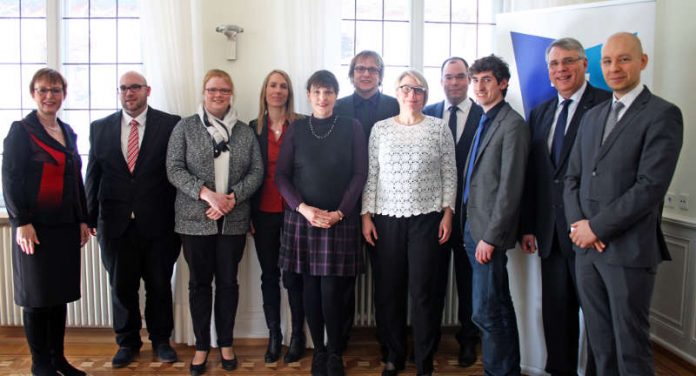 Die neuen Pfarrerinnen und Pfarrer mit Oberkirchenrätin Marianne Wagner (links) und Kirchenpräsident Christian Schad (zweiter von rechts) (Foto: Landeskirche)