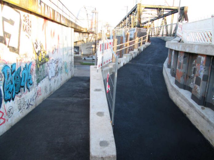 Baustelle der stufenfreien Rampe für Radfahrer an der Niederräder Brücke (Foto: Stadt Frankfurt) Baustelle der stufenfreien Rampe für Radfahrer an der Niederräder Brücke (Foto: Stadt Frankfurt)