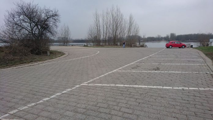 Der Parkplatz an der Nato-Rampe „Am Hansenbusch“ (Foto: Metropolnews)