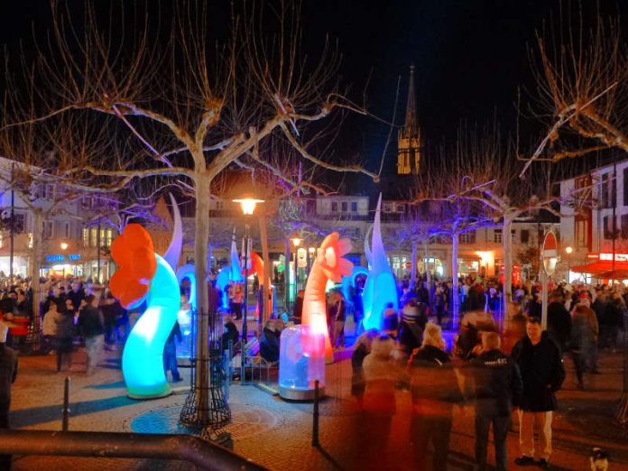 Weinkaufsnacht Leuchtkegel auf dem Stadtplatz (Foto: Foto: Stadt Bad Dürkheim)