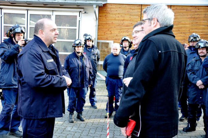 Zugführer Matthias Frank (l.) erläutert dem Landrat (r.) und dem Staatssekretär (hinten r.) die Arbeit von Pyrotechnik Bergstraße. (Foto: Kreis Bergstraße)