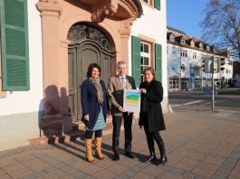 Maria Zimmermann, r,, bei der Übergabe der Plakette an Bürgermeister Gottfried Störmer und Carmen Daramus aus der Lampertheimer Stadtverwaltung. (Foto: Tourismus Service Bergstraße)