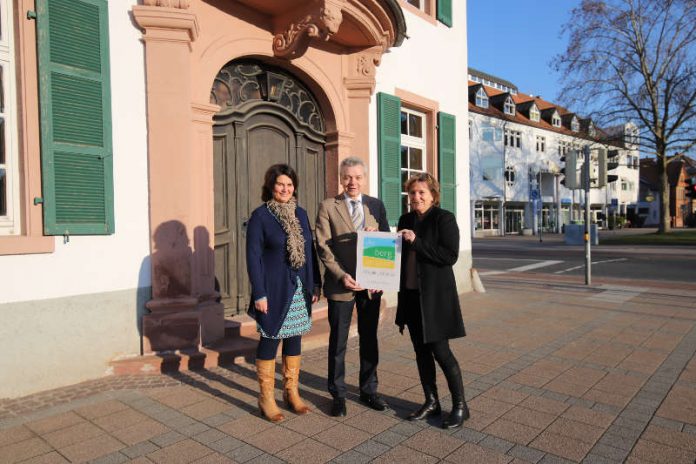 Maria Zimmermann, r,, bei der Übergabe der Plakette an Bürgermeister Gottfried Störmer und Carmen Daramus aus der Lampertheimer Stadtverwaltung. (Foto: Tourismus Service Bergstraße)