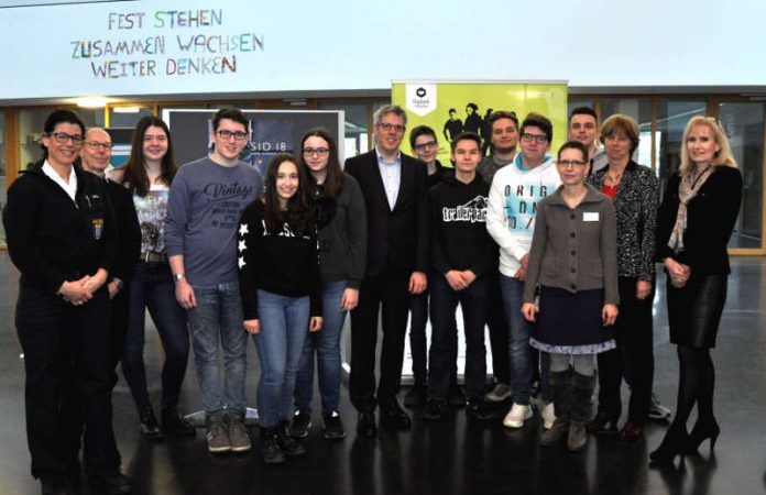 Die „Digitalen Helden“ aus dem Jahrgang 10 mit Landrat Christian Engelhardt (M.) sowie Bettina Noll (l.), den Lehrkräften Uli Felden (2.v.l.) und Dr. Ulla Hauptmann (4.v.l.), der kommissarischen Schulleiterin Katja Eicke (2.v.r.) sowie Reinhild Zolg (r.), Gesundheits-und Präventionsbeauftragte des Kreises Bergstraße. (Foto: Kreis Bergstraße)