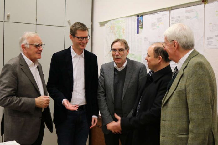 v.l.: Manfred Müller-Jehle (Gewerbeverein), Jens Stuhrmann (Wirtschaftsförderer), Jürgen Sattler (Gewerbeverein), Dirk Ahlheim (IG Hintere Mult), Dr. Peter Schuster (Vereinigung Weinheimer Unternehmen) (Foto: IG Hintere Mult) v.l.: Manfred Müller-Jehle (Gewerbeverein), Jens Stuhrmann (Wirtschaftsförderer), Jürgen Sattler (Gewerbeverein), Dirk Ahlheim (IG Hintere Mult), Dr. Peter Schuster (Vereinigung Weinheimer Unternehmen) (Foto: IG Hintere Mult)