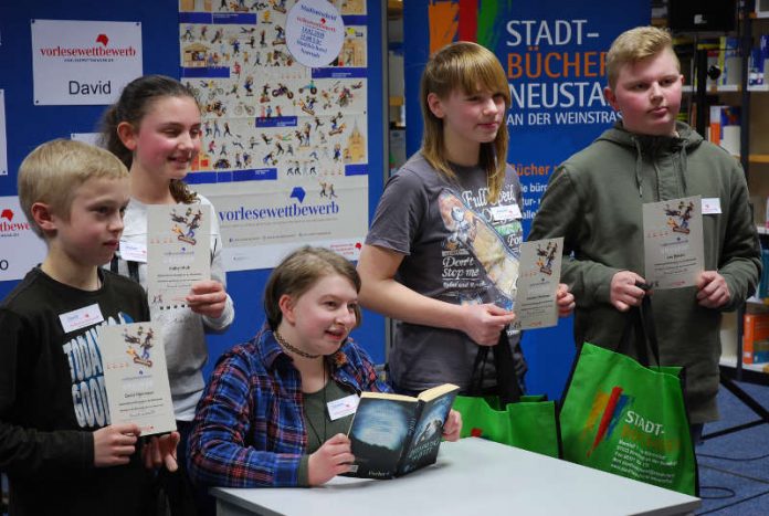 David, Esther, Josepha, Leo und sitzend die Stadtsiegerin Caroline (v. li.). (Foto: Stadtverwaltung Neustadt) David, Esther, Josepha, Leo und sitzend die Stadtsiegerin Caroline (v. li.). (Foto: Stadtverwaltung Neustadt)