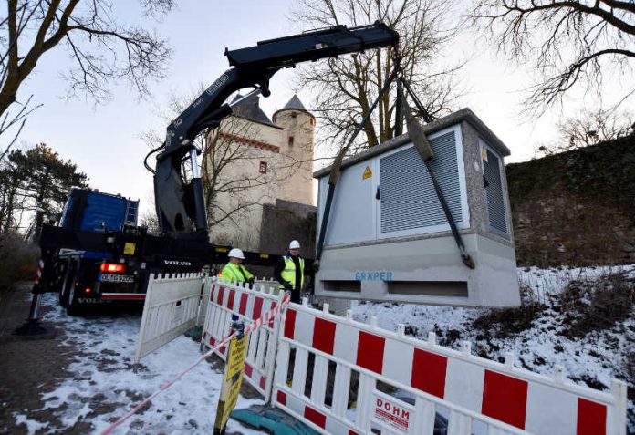 Uwe Allekotte (rechts), Netzplaner im Regionalzentrum Rhein-Nahe-Hunsrück bei Westnetz, begleitet das Aufstellen der neuen Station „Fustenburg“ auf der Stromburg. (Foto: Westnetz GmbH)