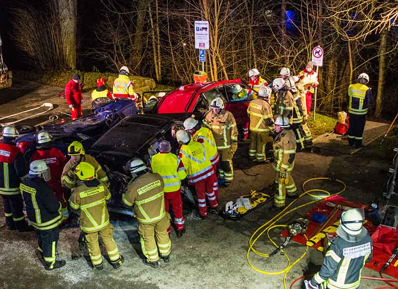 Es wurde ein schwerer Verkehrsunfall simuliert (Foto: Helmut Dell)