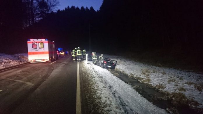 Der verunfallte PKW (Foto: Presseteam der Feuerwehr VG Lambrecht) Der verunfallte PKW (Foto: Presseteam der Feuerwehr VG Lambrecht)