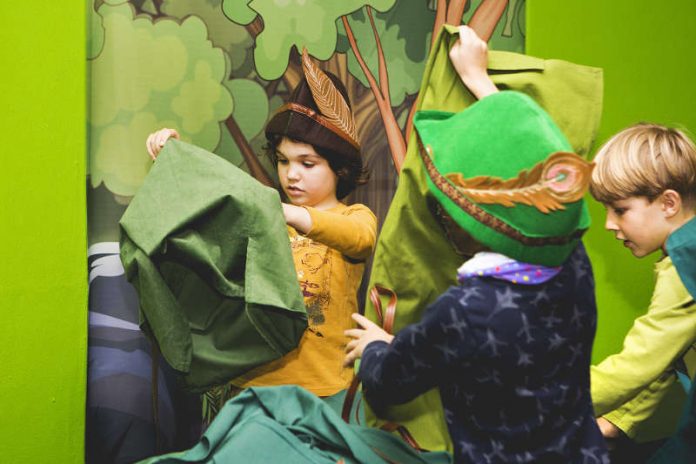 Kinder verkleiden sich als Robin Hood oder einen seiner Gefährten. (Foto: Historisches Museum der Pfalz/Carolin Breckle)