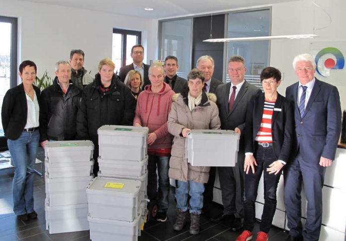 Menschen mit Behinderungen führen als Mitarbeiter der Mosbacher und Buchener Werkstätten der Johannes-Diakonie seit dem vergangenen Jahr so zuverlässig Dienstleistungen für das Landratsamt aus, dass die Zusammenarbeit nun noch einmal ausgeweitet wurde. Aus diesem Anlass trafen sich die Verantwortlichen des Landratsamtes mit einigen der Mitarbeiter und den Verantwortlichen der Johannes-Diakonie. (Foto: Landratsamt Neckar-Odenwald-Kreis)