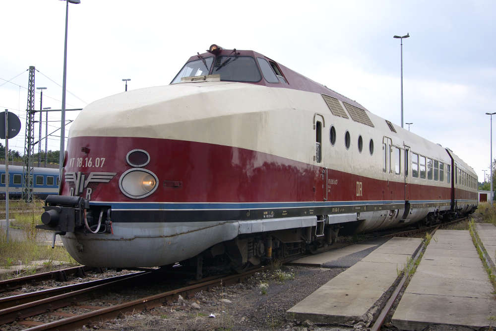 Dieselschnellzug der Baureihe VT 18.16 der früheren DDR-Reichsbahn, u.a. als 