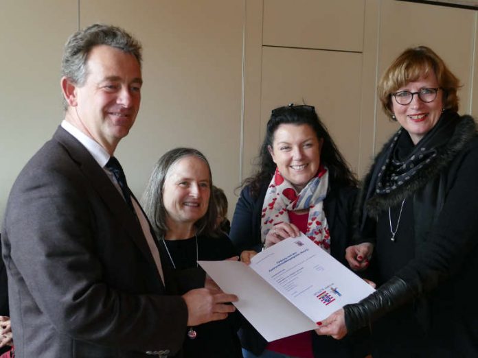 v.li. Bürgermeister Christian Schönung, Brigitte Heim (Leiterin der Kindertagesstätte in der Viehweide), Christiane Ludwig-Paul (Stadtverordnetenvorsteherin), Brigitte Lindscheid (Regierungspräsidentin des Regierungspräsidiums Darmstadt). (Foto: Stadt Lorsch) v.li. Bürgermeister Christian Schönung, Brigitte Heim (Leiterin der Kindertagesstätte in der Viehweide), Christiane Ludwig-Paul (Stadtverordnetenvorsteherin), Brigitte Lindscheid (Regierungspräsidentin des Regierungspräsidiums Darmstadt). (Foto: Stadt Lorsch)