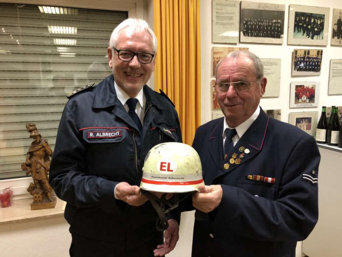 Reinhold Albrecht übergab seinen ersten Helm für die Sammlung Rudi Neumanns (Foto: Hannes Hartmann)