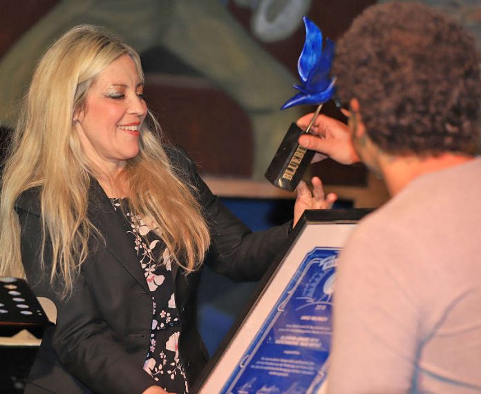 Die Pianistin, Bandleaderin und Jazz-Dozentin Anke Helfrich wird mit dem Bluebird 2018 für ihre herausragenden Leistungen geehrt. (Foto: Michael Frank) Die Pianistin, Bandleaderin und Jazz-Dozentin Anke Helfrich wird mit dem Bluebird 2018 für ihre herausragenden Leistungen geehrt. (Foto: Michael Frank)