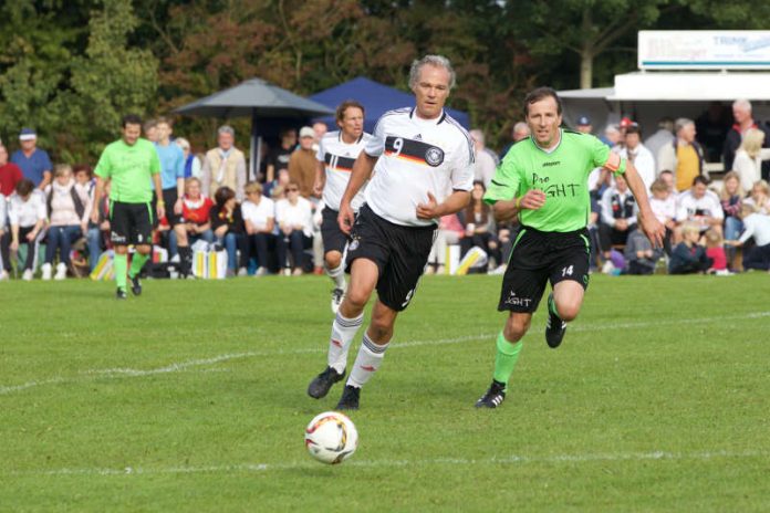 Offenbachs Bürgermeister Axel Wassyl im Trikot der Deutschen Fußballnationalmannschaft der Bürgermeister im Spiel gegen Südtirol. (Foto: privat) Offenbachs Bürgermeister Axel Wassyl im Trikot der Deutschen Fußballnationalmannschaft der Bürgermeister im Spiel gegen Südtirol. (Foto: privat)