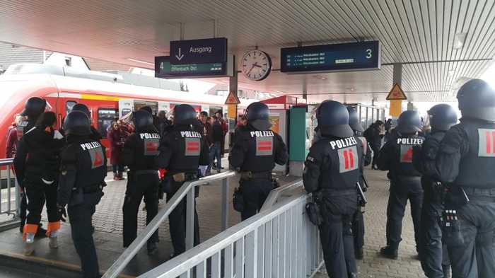 Einsatzkräfte der Bundespolizei am Bahnhof Kelsterbach