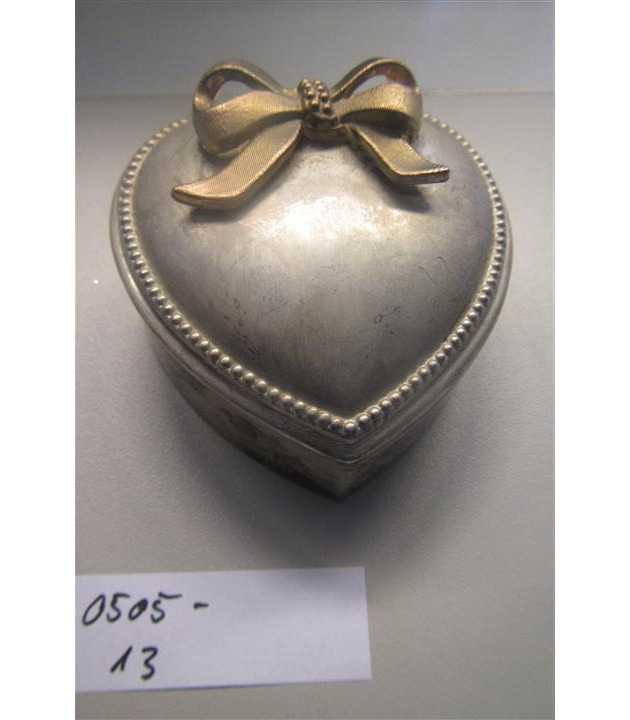 Herzförmige Schmuckschatulle mit Schleifenornament