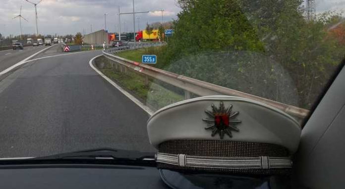 Die Polizei kontrolliert auf der BAB 6 Höhe Laumersheim Die Polizei kontrolliert auf der BAB 6 Höhe Laumersheim
