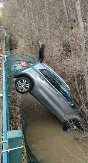 Eine Autofahrerin ist am Donnerstag mit ihrem Wagen etwa drei Meter tief in einen Bach gestürzt. Beim Ausparken gab sie zu viel Gas, durchbrach einen Zaun und landete im Wasser. Eine Autofahrerin ist am Donnerstag mit ihrem Wagen etwa drei Meter tief in einen Bach gestürzt. Beim Ausparken gab sie zu viel Gas, durchbrach einen Zaun und landete im Wasser.