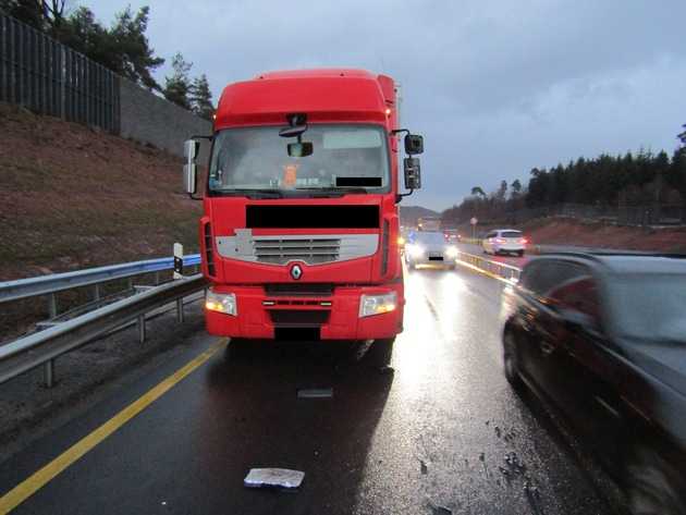 Der LKW blieb wegen einem Getriebeschaden mitten im Berufsverkehr auf der BAB stecken.