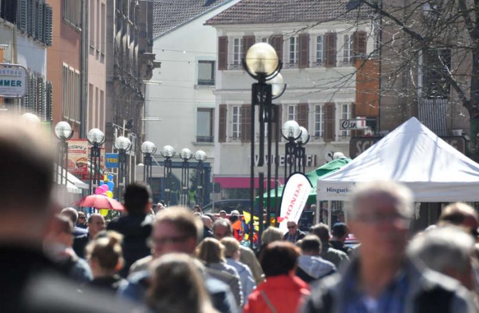 Auch im vergangenen Jahr fand zum Deutsch-Französischen Bauernmarkt und zum Frühlingsfest der Aktiven Unternehmer (AKU) ein Verkaufsoffener Sonntag in der Landauer Innenstadt statt. (Foto: Stadt Landau in der Pfalz)