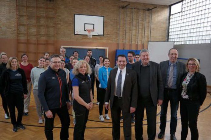 Kultusminister Prof. Dr. R. Alexander Lorz und der Präsident des Landessportbundes, Dr. Rolf Müller, begrüßen die zukünftigen Sportlehrkräfte zum Start der diesjährigen Qualifizierungsreihe an der Erich-Kästner-Schule in Frankfurt. (Foto: HKM)