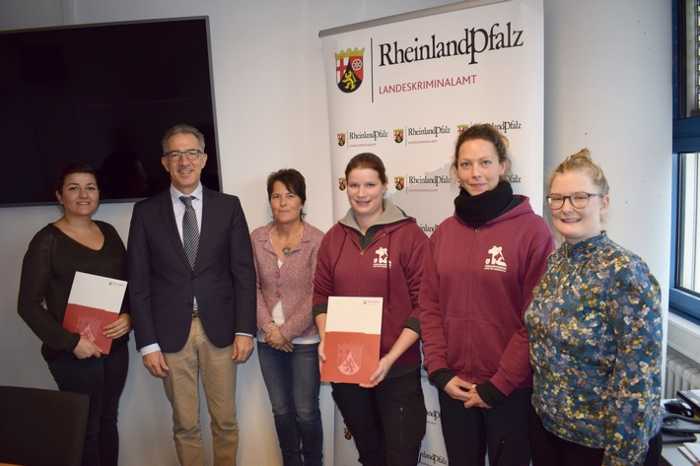 Der stellvertretende LKA-Chef Achim Füssel mit Vertreterinnen der Kindertagesstätte Kreyßigstraße und des Tierschutzvereins Mainz und Umgebung e.V.