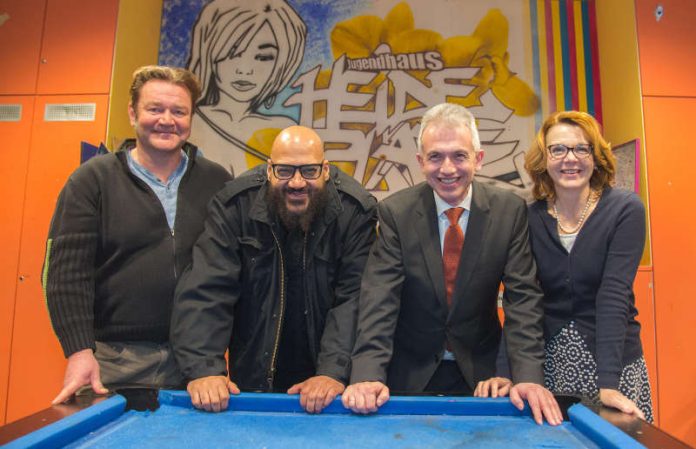 Mit Hausleiter Gert Neuwirth und Miriam Walter, Geschäftsführerin des Evangelischen Vereins für Jugendsozialarbeit (Foto: Stadt Frankfurt/Bernd Kammerer)