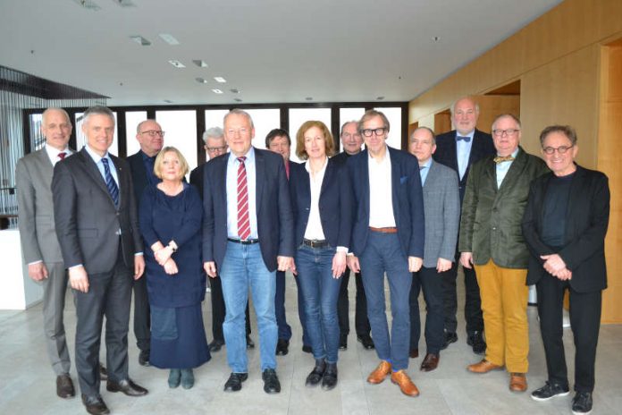 Insgesamt 15 Personen aus Kultur, Politik und Wirtschaft gehören dem Kuratorium beim Verband deutscher Musikschulen, Landesverband Hessen e.V. (VdM Hessen) an, das sich am 6. Februar 2018 in Wiesbaden konstituiert hat. V. l.: Harald Semler, Dr. Manuel Lösel, Michael Eberhardt, Dr. Christiane Ehses, Prof. Dr. Michael Ronellenfitsch, Prof. Dr. Joachim-Felix Leonhard, Prof. Dr. Werner Jank, Dr. Gabriele König, Hans-Joachim Rieß, Prof. Udo Dahmen, Michael Traub, Prof. Dr. Wolfgang Schneider, Dr. Thomas Wurzel, Walter Renneisen. (Foto: VdM Hessen) Insgesamt 15 Personen aus Kultur, Politik und Wirtschaft gehören dem Kuratorium beim Verband deutscher Musikschulen, Landesverband Hessen e.V. (VdM Hessen) an, das sich am 6. Februar 2018 in Wiesbaden konstituiert hat. V. l.: Harald Semler, Dr. Manuel Lösel, Michael Eberhardt, Dr. Christiane Ehses, Prof. Dr. Michael Ronellenfitsch, Prof. Dr. Joachim-Felix Leonhard, Prof. Dr. Werner Jank, Dr. Gabriele König, Hans-Joachim Rieß, Prof. Udo Dahmen, Michael Traub, Prof. Dr. Wolfgang Schneider, Dr. Thomas Wurzel, Walter Renneisen. (Foto: VdM Hessen)